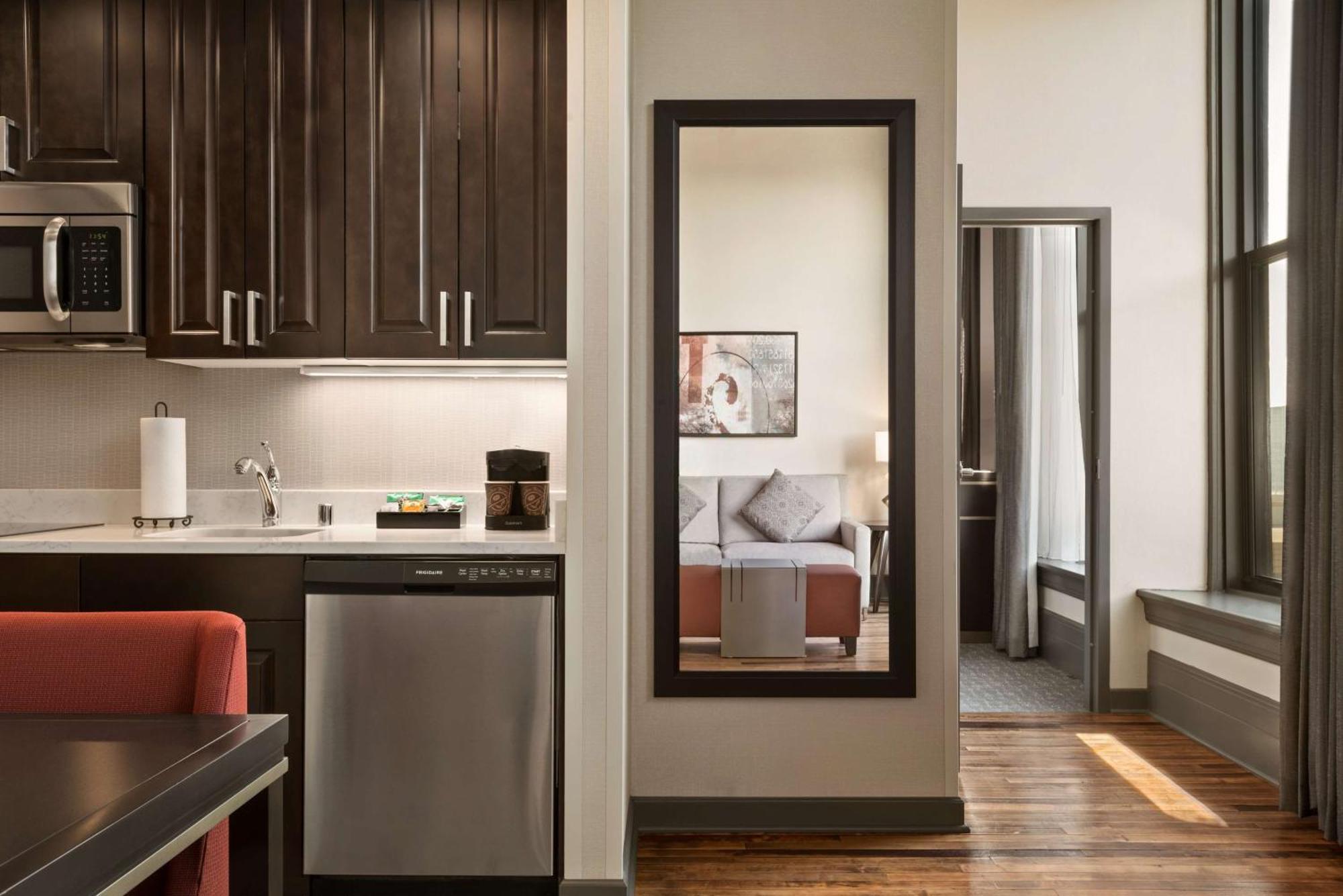 One-Bedroom King Suite - Non-Smoking,1551616318:JPEG